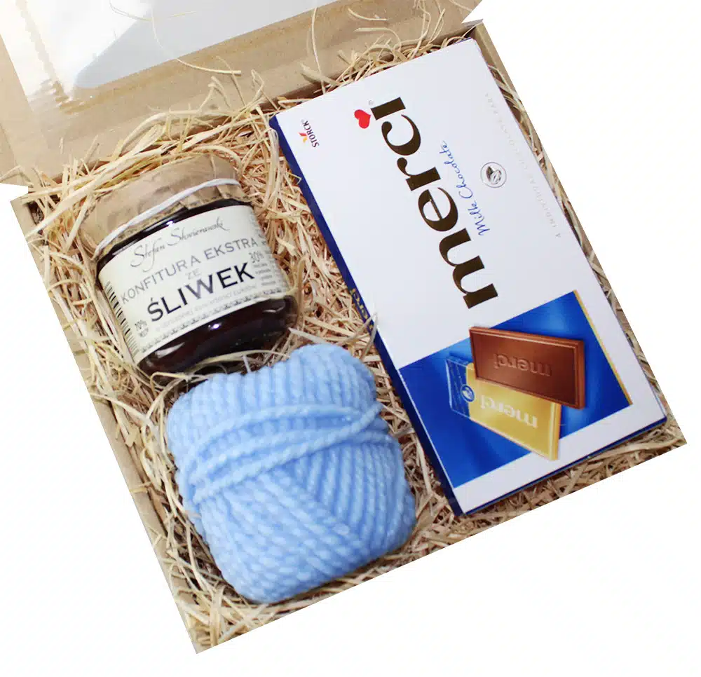 Zestaw upominkowy ze świecą motek niebieski i czekolada