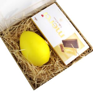 Prezent na Wielkanoc czekolada i świeczka jajko żółte